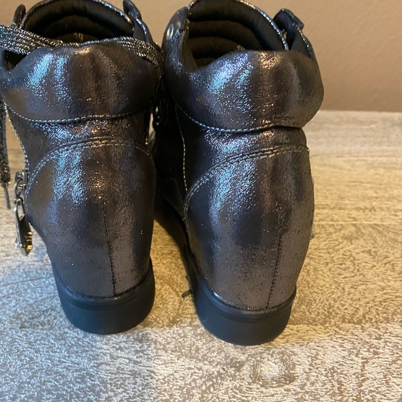 Shoes - Picture 6 of 8